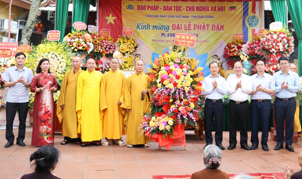 Phó Chủ tịch Thường trực UBND tỉnh Mai Sơn chúc mừng Đại lễ Phật đản Phật lịch 2568 - Dương lịch năm 2024|https://kntc.bacgiang.gov.vn/web/guest/chi-tiet-tin-tuc/-/asset_publisher/St1DaeZNsp94/content/pho-chu-tich-thuong-truc-ubnd-tinh-mai-son-chuc-mung-ai-le-phat-an-phat-lich-2568-duong-lich-nam-2024
